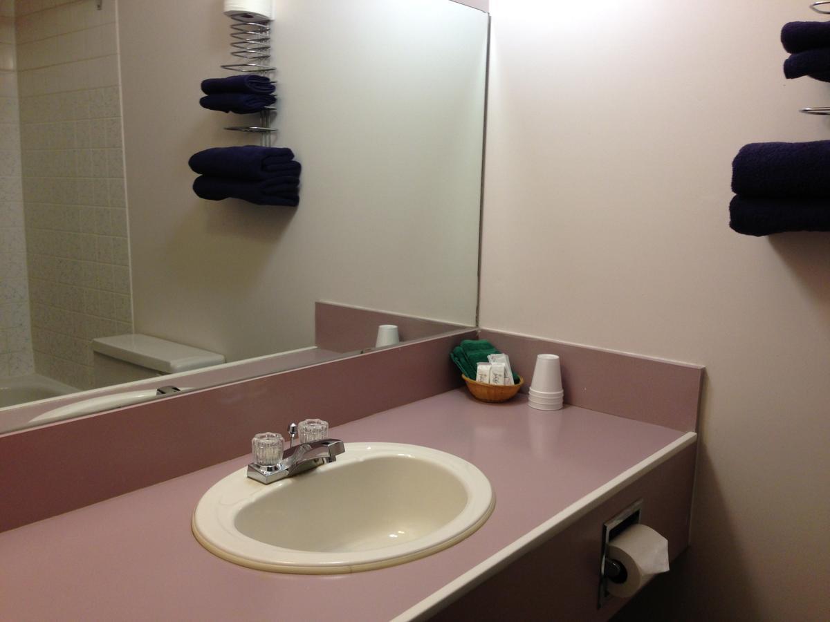 Plains Motor Inn Stettler Kültér fotó