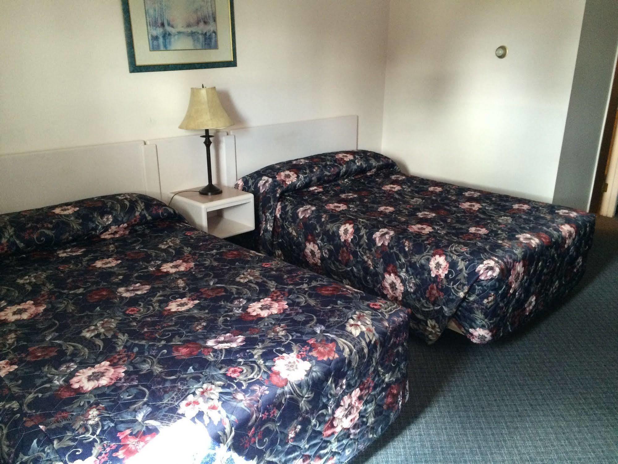 Plains Motor Inn Stettler Kültér fotó